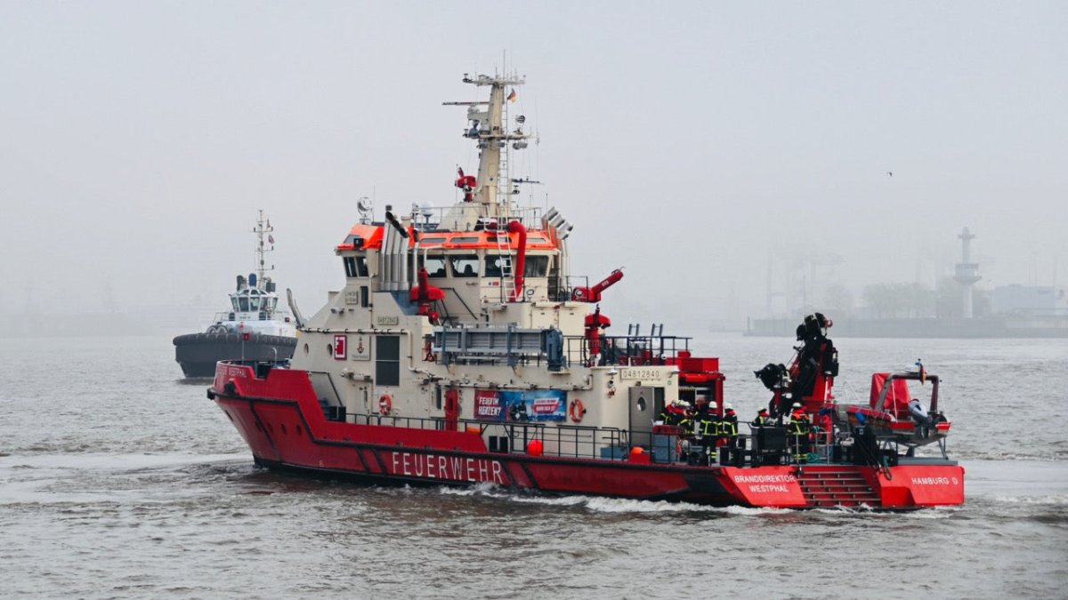 Brandalarm: Einsatz für das Feuerwehrschiff im Hamburger Hafen - Ankerherz Verlag