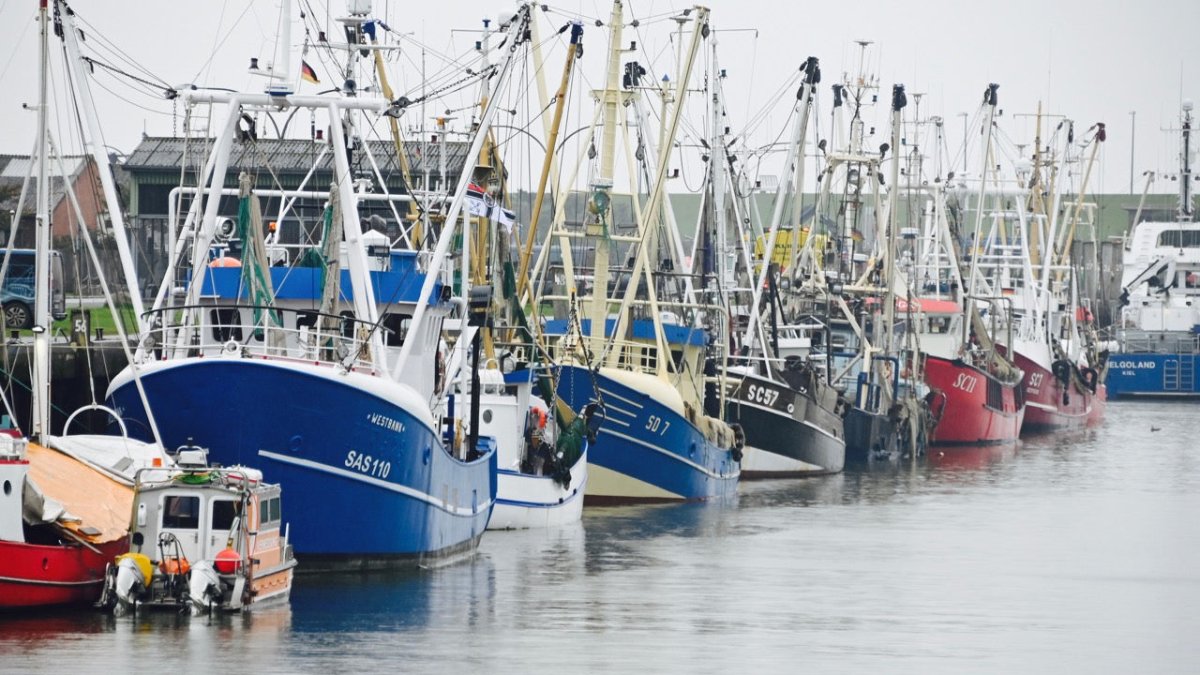 Büsum: Seenotretter helfen Fischkutter mit Maschinenschaden - Ankerherz Verlag