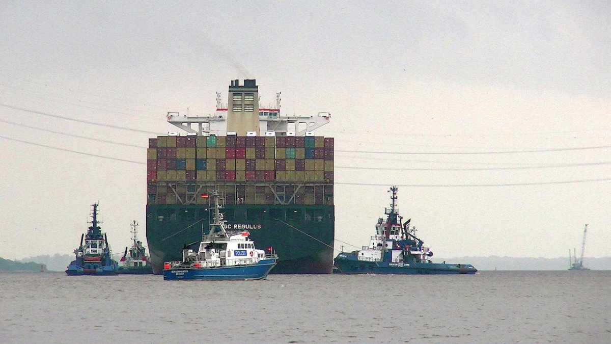 Containerriese MSC Regulus muss auf der Elbe notankern - Ankerherz Verlag