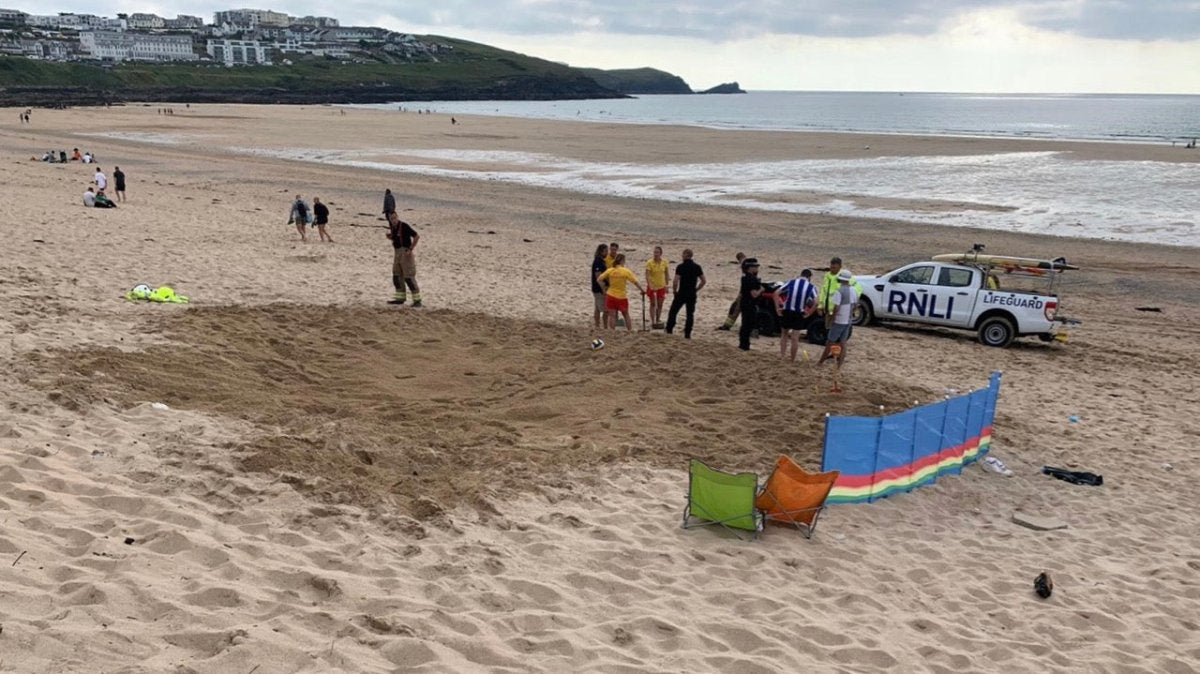 Cornwall: Mann buddelt Loch in Strand – 25 Retter im Einsatz - Ankerherz Verlag