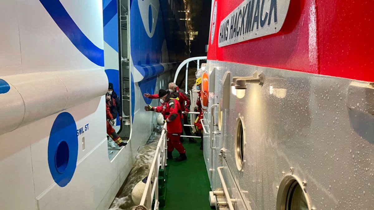 Cuxhaven: Seenotretter holen krankes Kleinkind von Kreuzfahrtschiff - Ankerherz Verlag