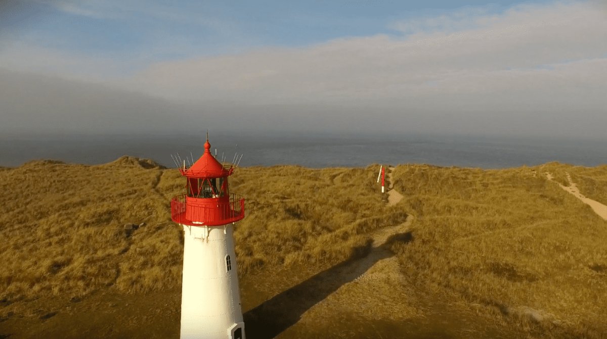Der kleine Leuchtturm von List auf Sylt im Seenebel - Ankerherz Verlag