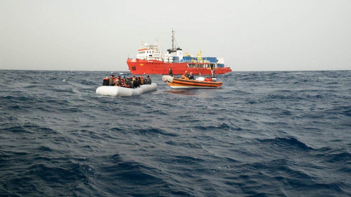 Deutsche Hilfsorganisation rettet 74 Flüchtlinge im zentralen Mittelmeer - Ankerherz Verlag