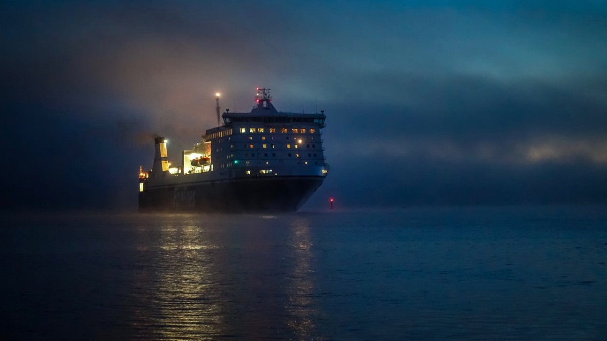 Dichter Morgennebel im Hafen von Travemünde - Ankerherz Verlag