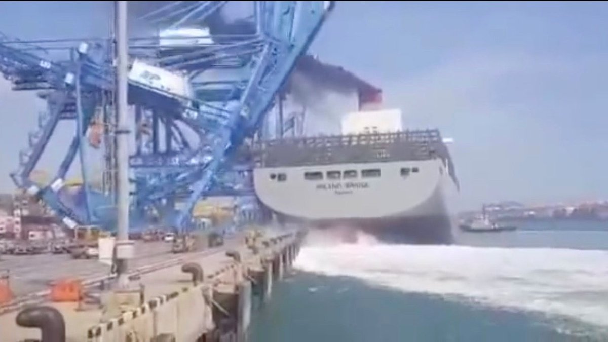 Dockmanöver geht schief: Containerschiff mäht Hafenkräne in Busan um - Ankerherz Verlag