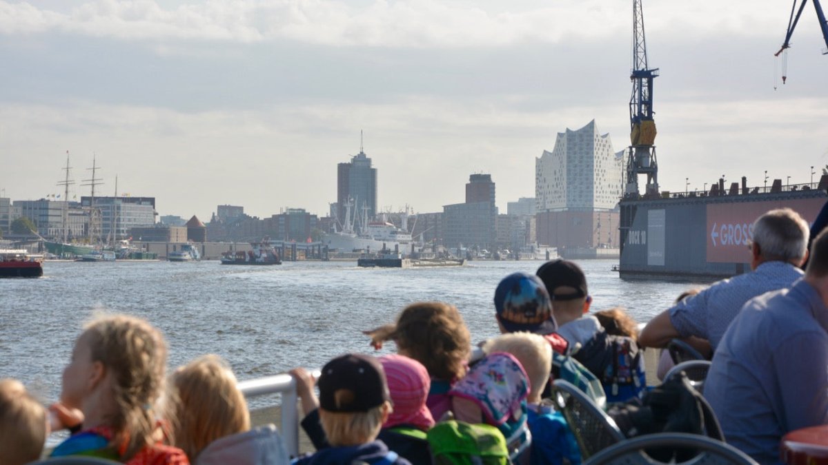 Ein Herbstmorgen in Hamburg: mit Fähre 62 zu den Landungsbrücken - Ankerherz Verlag