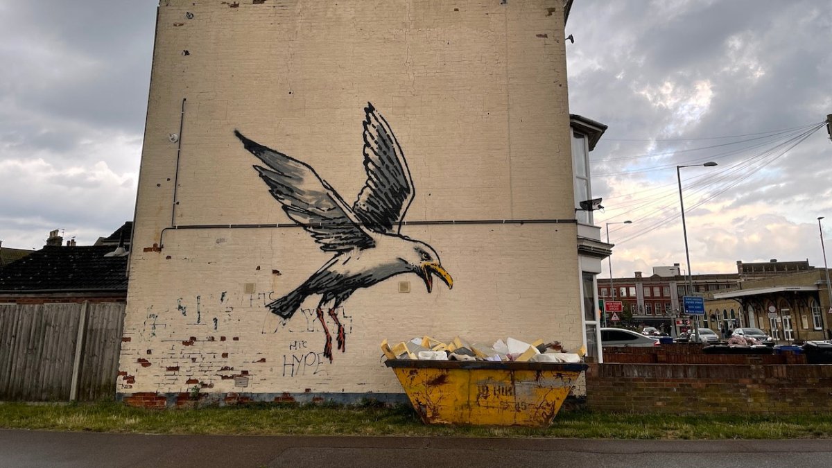 Entsetzen in Hafenstadt Lowestoft: Möwe von Banksy abgerissen - Ankerherz Verlag