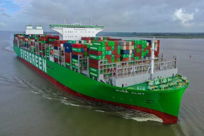 Ever Alot – Größte Containerschiff der Welt in Hamburg eingelaufen - Ankerherz Verlag
