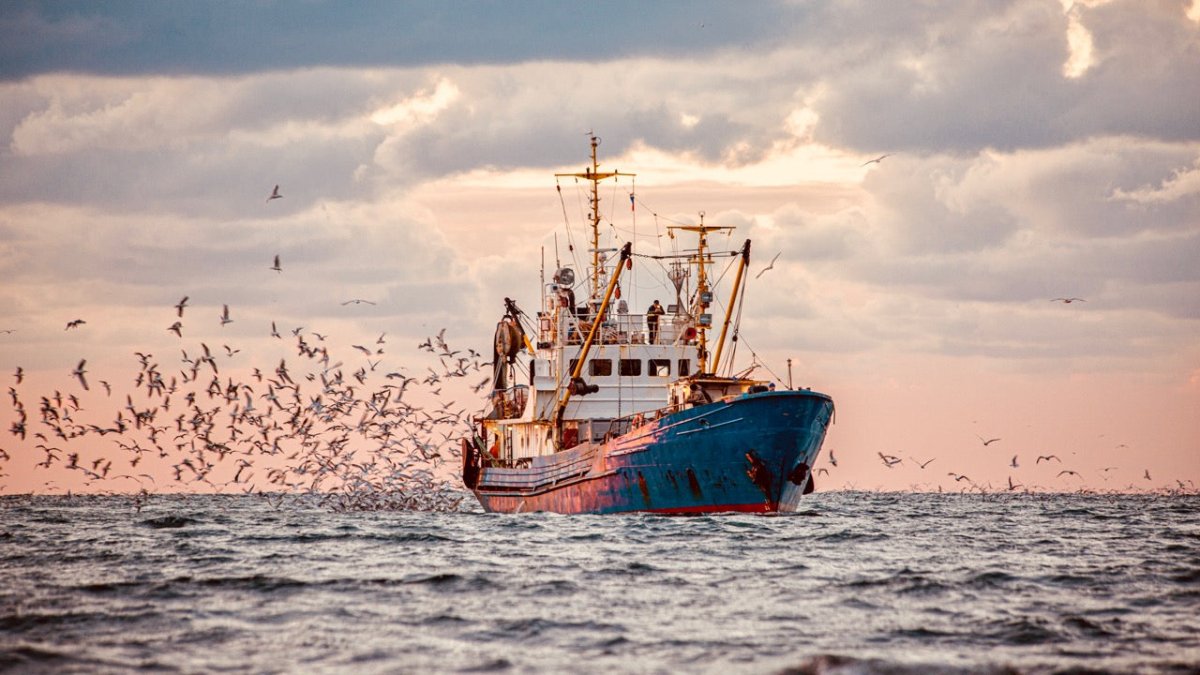 Fischer stirbt: Schottischer Trawler kentert vor der Küste von Norwegen - Ankerherz Verlag
