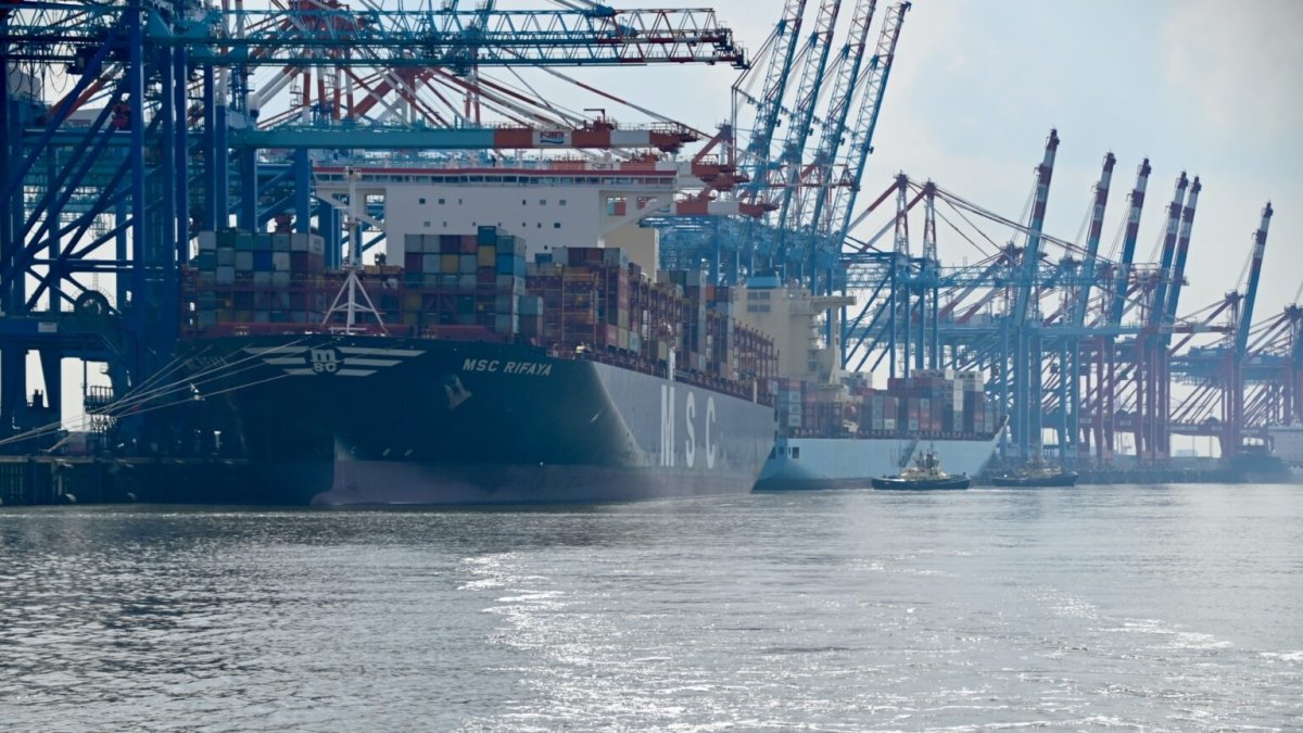 Großcontainerfrachter muss im Sturm vor Bremerhaven notankern - Ankerherz Verlag