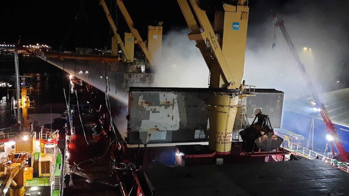 Großes Feuer auf Frachter im Kaiserhafen von Bremerhaven - Ankerherz Verlag