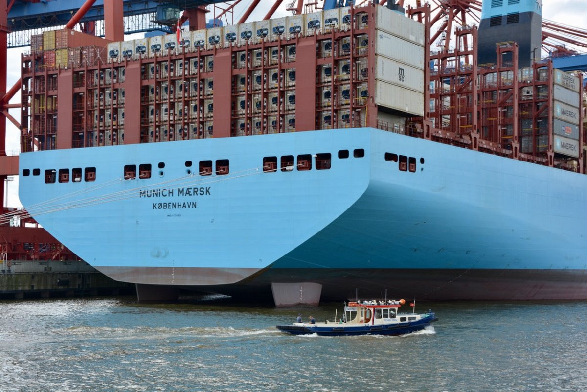 Hamburg: Motorboot zwingt Riesenfrachter zu Notmanöver - Ankerherz Verlag