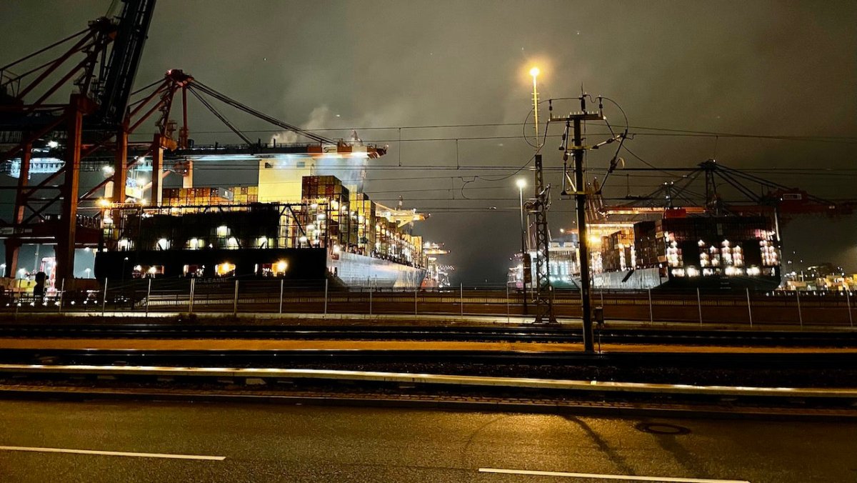 Hamburg: Seeleute suchen ihr Schiff und laufen über die A7 - Ankerherz Verlag