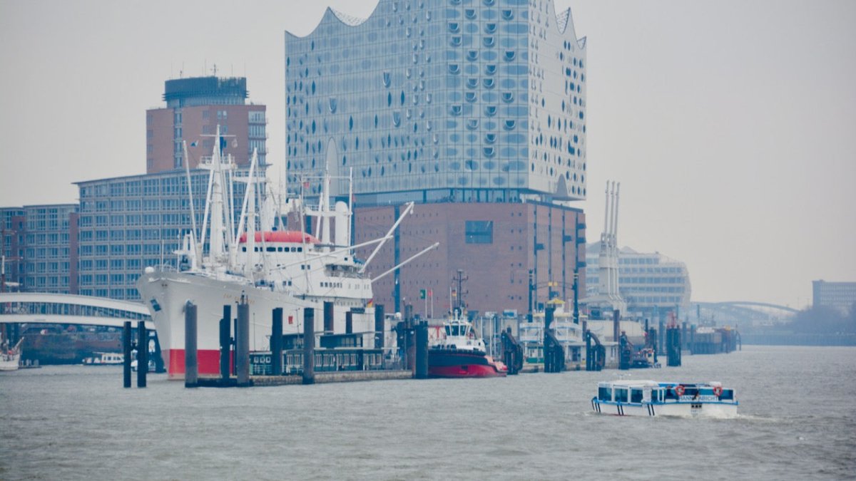 Hamburg: Unfall mit Barkasse in Hafencity fordert Verletzte - Ankerherz Verlag