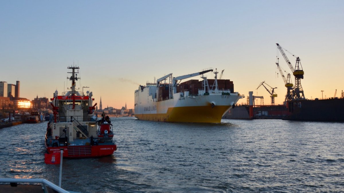 Hat der Kapitän sein eigenes Schiff in Brand gesetzt? - Ankerherz Verlag