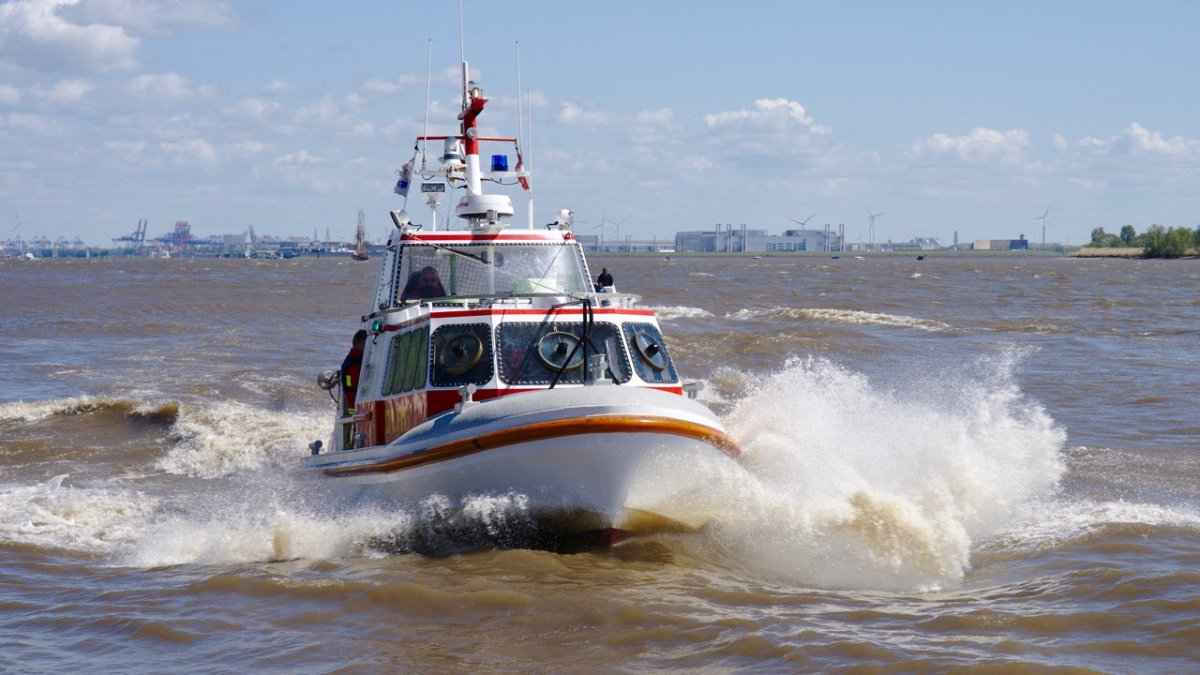 Held des Tages: DLRG Altona rettet Motorbootfahrer aus Elbe - Ankerherz Verlag