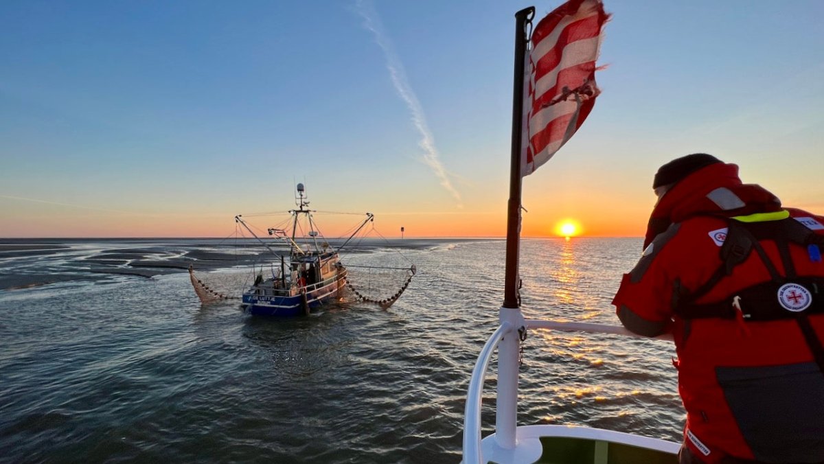 Hilfe im Sonnenaufgang: Seenotretter aus Büsum für Fischer im Einsatz - Ankerherz Verlag