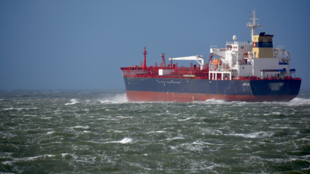 Hochseeschlepper auf dem Weg zum havarierten Tanker vor Rügen - Ankerherz Verlag