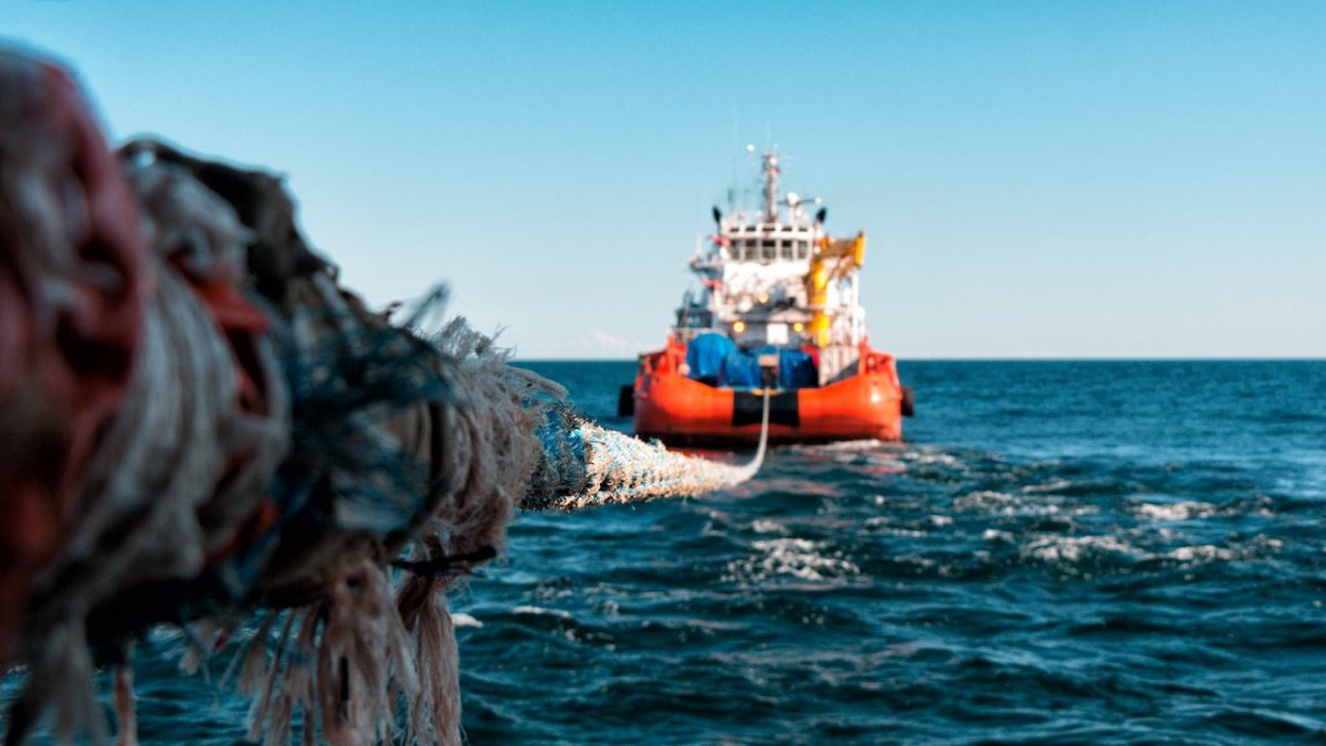 Hochseeschlepper zieht „Yannis P“ Richtung Kaliningrad - Ankerherz Verlag