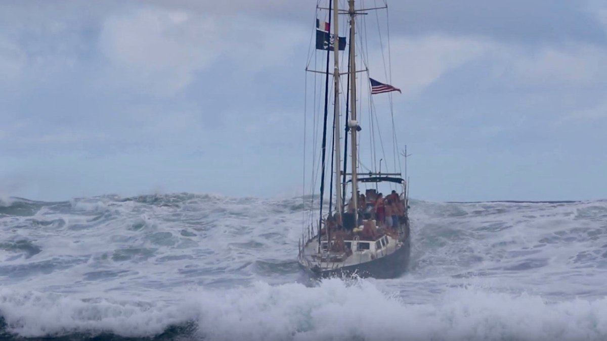 Kapitän behält die Nerven: Segelschiff surft in Hafen - Ankerherz Verlag