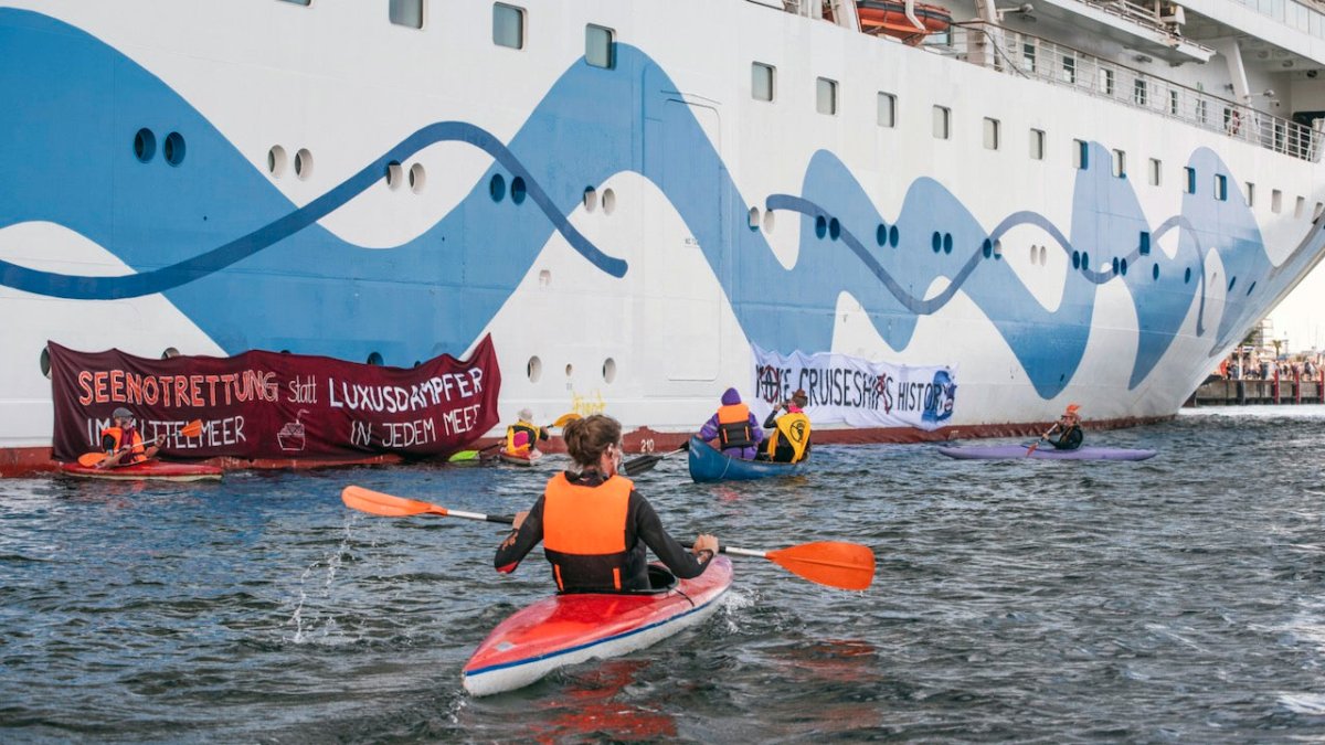 Klimaaktivisten behindern Auslaufen der Aida Diva in Rostock - Ankerherz Verlag