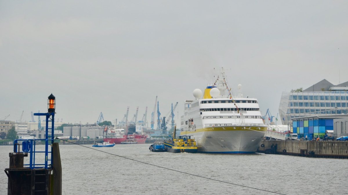 Kreuzfahrtschiff Hamburg fährt in Hamburg gegen Chicagokai - Ankerherz Verlag