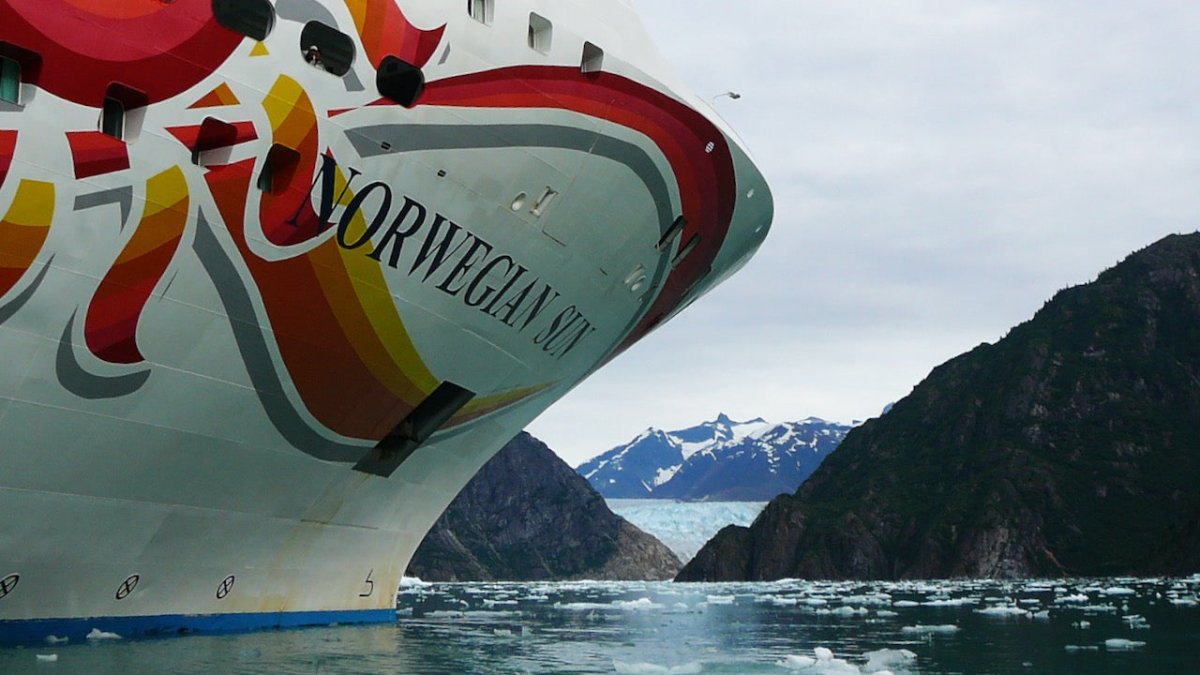 Kreuzfahrtschiff kollidiert mit kleinem Eisberg vor der Küste von Alaska - Ankerherz Verlag
