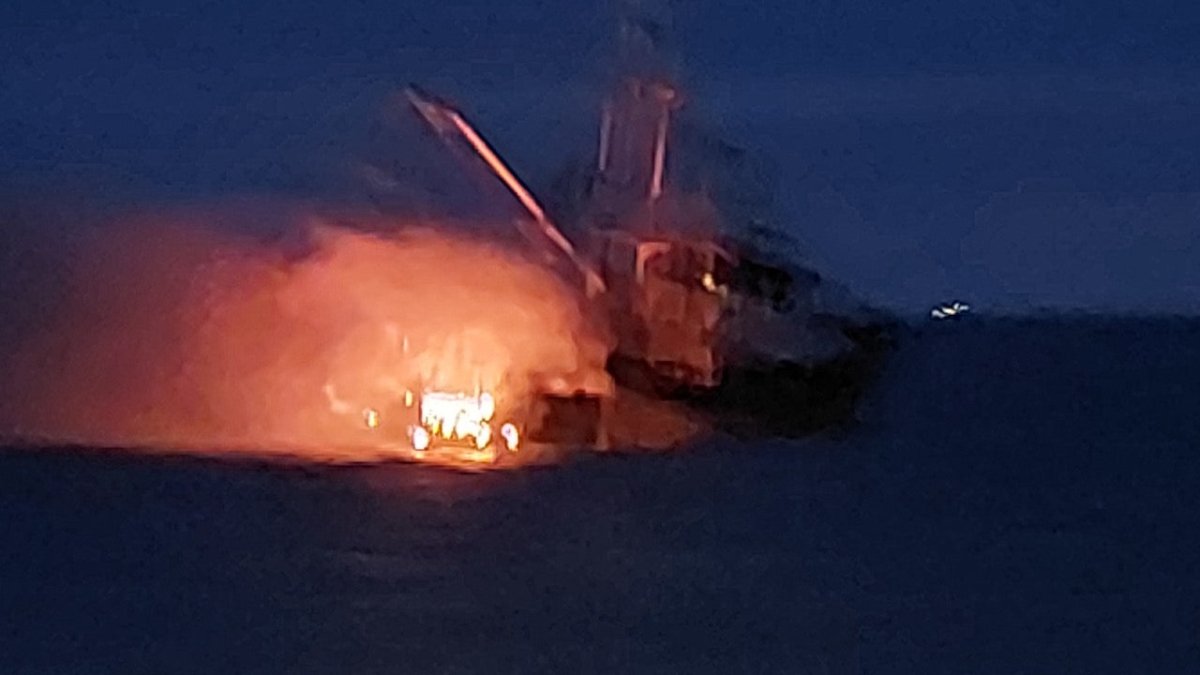 Kutter brennt: Fischer treiben in Rettungsinsel auf der Nordsee - Ankerherz Verlag