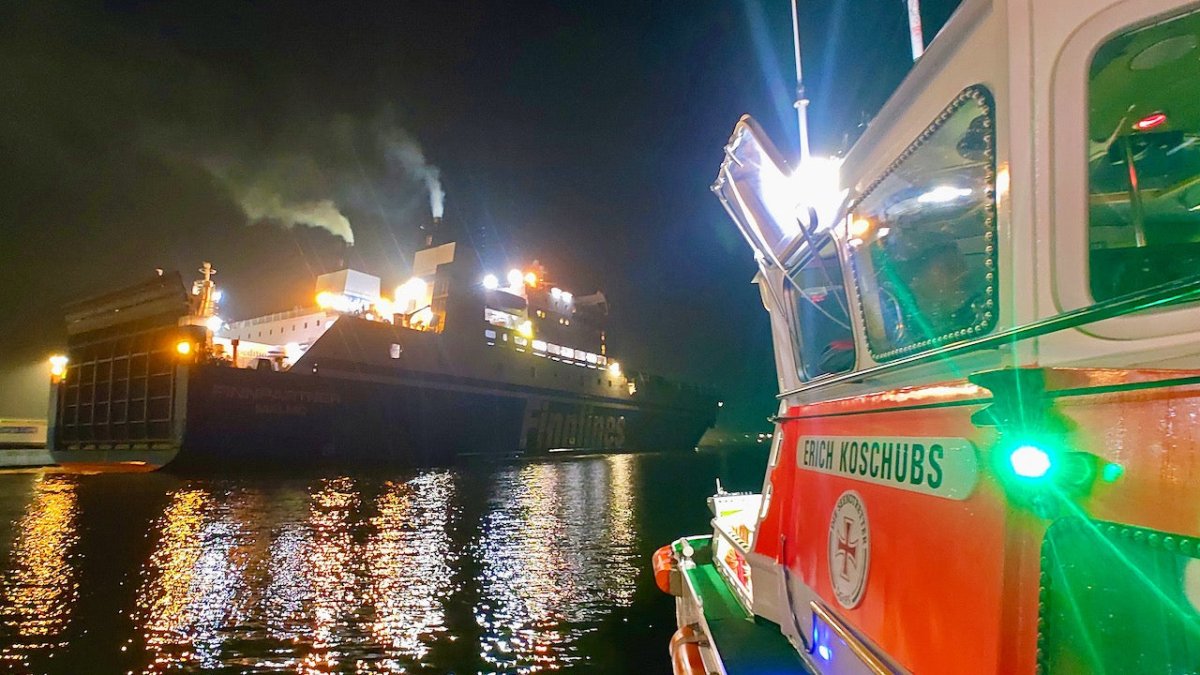 Lebensgefahr! Seenotretter helfen Passagier einer Ostseefähre - Ankerherz Verlag