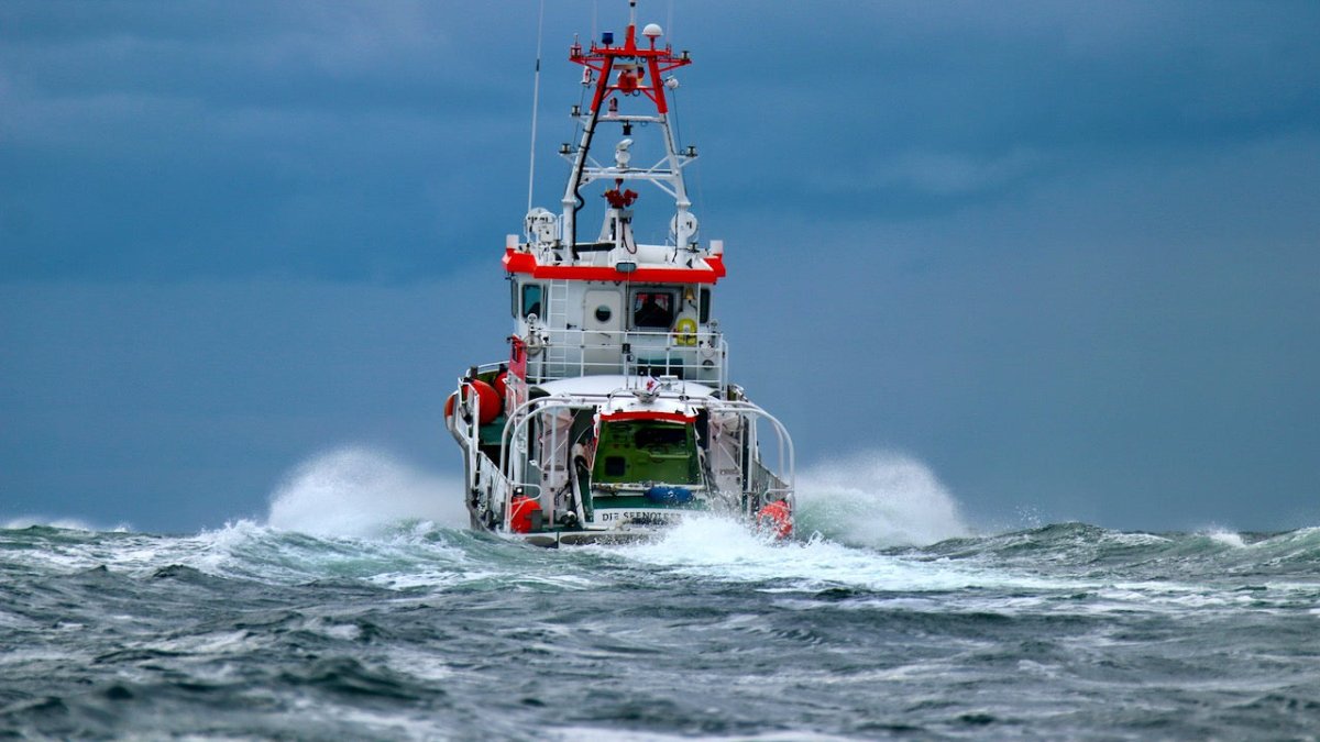 Lebensgefahr vor Norderney – Seenotretter holen Segler aus Brandung - Ankerherz Verlag