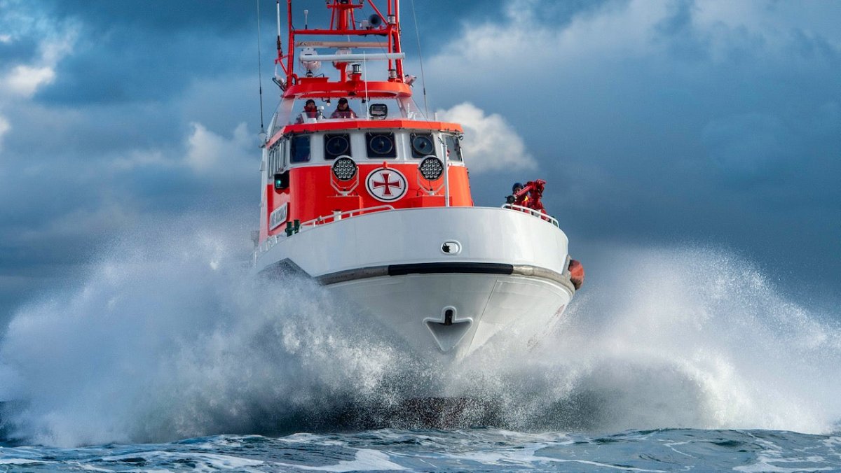 Lebensgefahr vor Norderney: Seenotretter retten Segler aus Brandung - Ankerherz Verlag