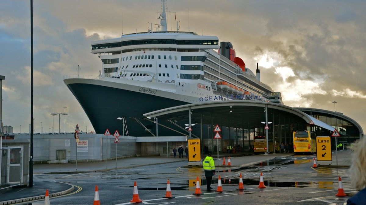 Maschinenproblem: Queen Mary 2 hängt in Southampton fest - Ankerherz Verlag