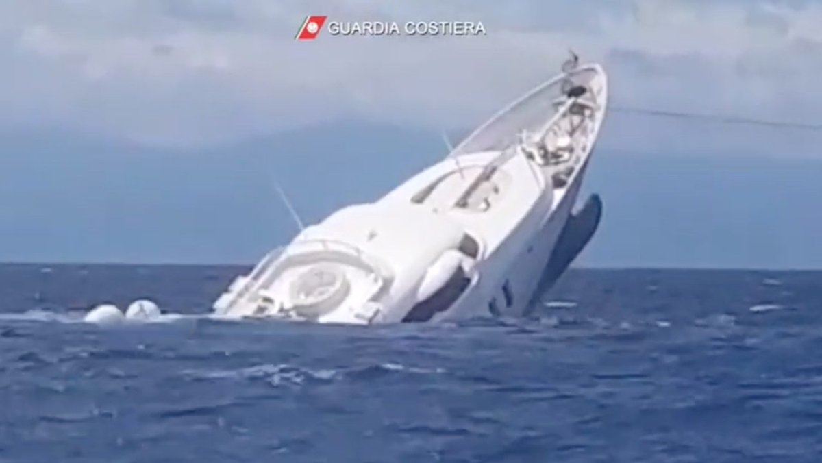 Mayday: 40 Meter lange Jacht sinkt vor der Küste von Italien - Ankerherz Verlag
