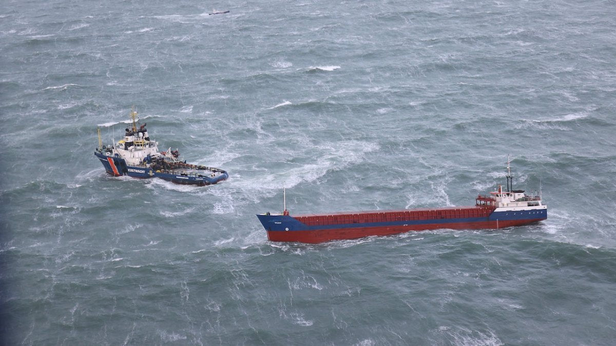 Mayday: Frachter trieb im Sturm auf die Küste von Holland zu - Ankerherz Verlag