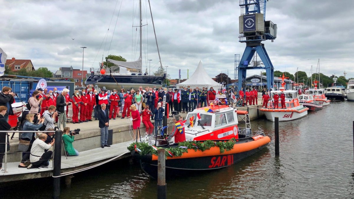 Neues Seenotrettungsboot in Schleswig getauft - Ankerherz Verlag