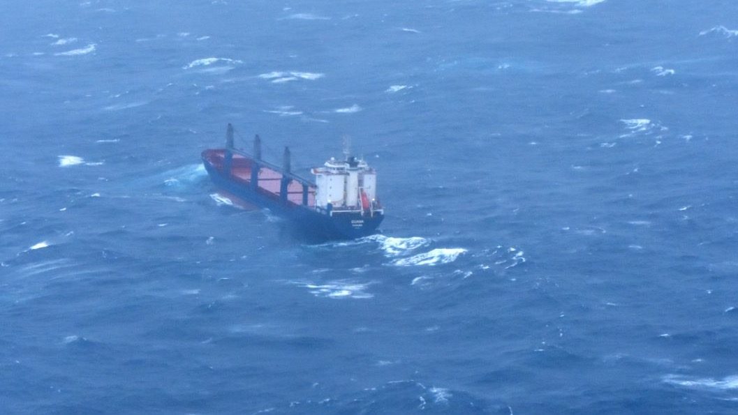 Panik in der Biskaya – Crew will Frachter im Sturm verlassen - Ankerherz Verlag
