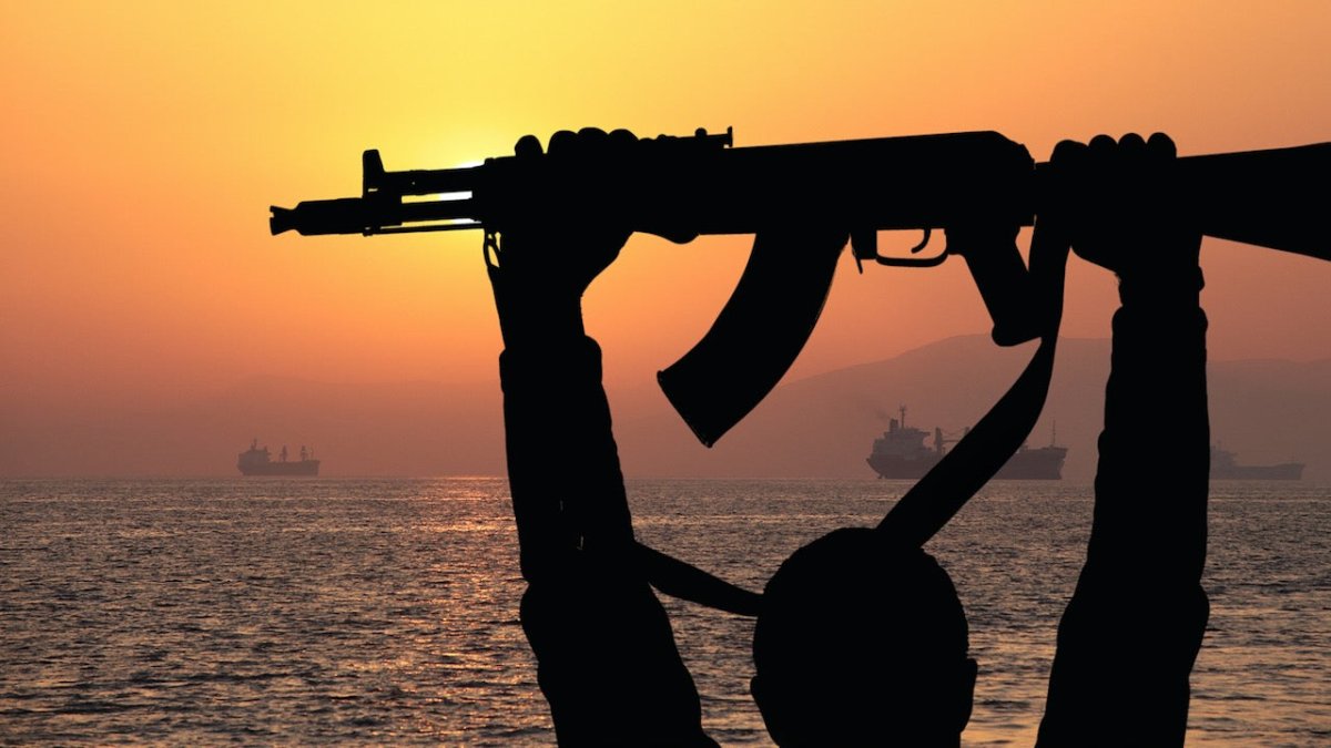 Piraten überfallen Tankercrew weit draußen im Atlantik - Ankerherz Verlag