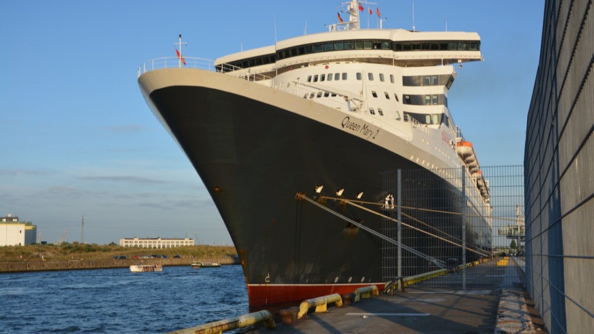Queen Mary 2 löst sich bei Starkwind von ihrem Liegeplatz in Italien - Ankerherz Verlag