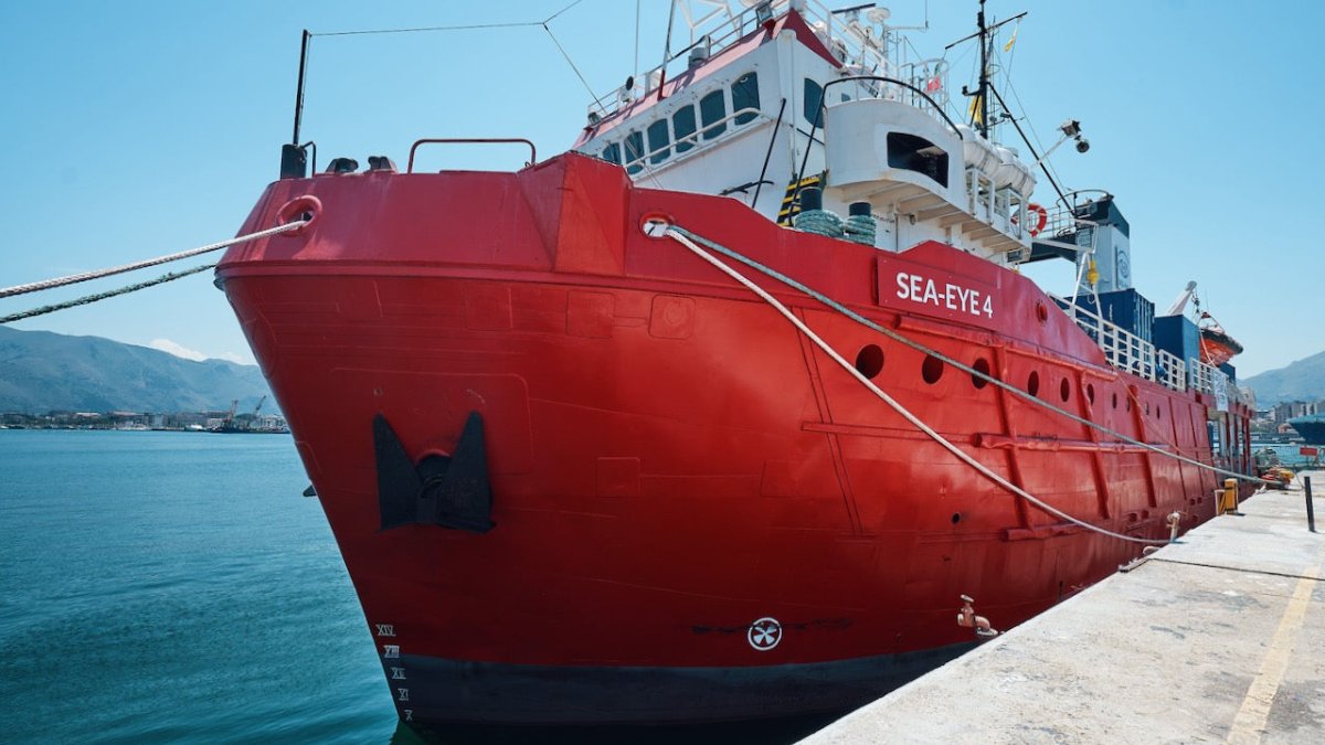 Rettungsschiff Sea Eye 4 legt mit 106 Geretteten endlich auf Sizilien an - Ankerherz Verlag