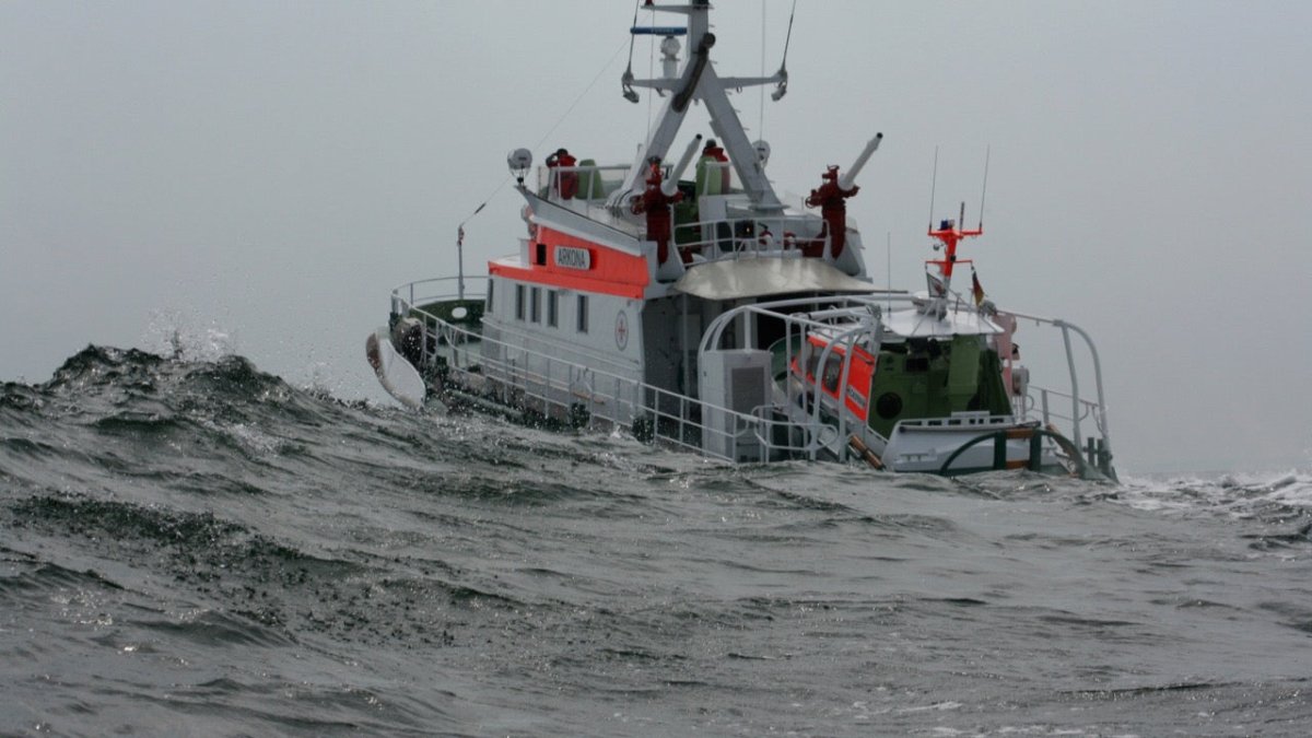 Rostock: Seenotretter eilen bei Hafenrundfahrt zu Hilfe - Ankerherz Verlag
