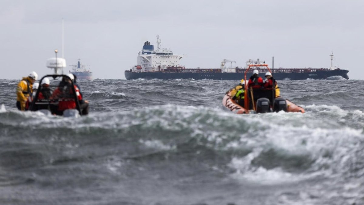 Russische Schattenflotte: Tanker treibt manövrierunfähig vor Rügen - Ankerherz Verlag