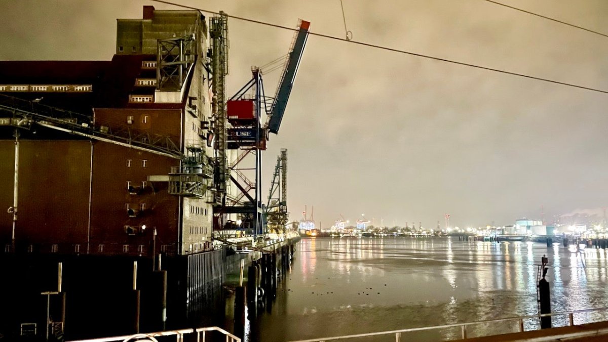 Schiffsunglück im Hamburger Hafen: Frachter sinkt an Kalikai - Ankerherz Verlag