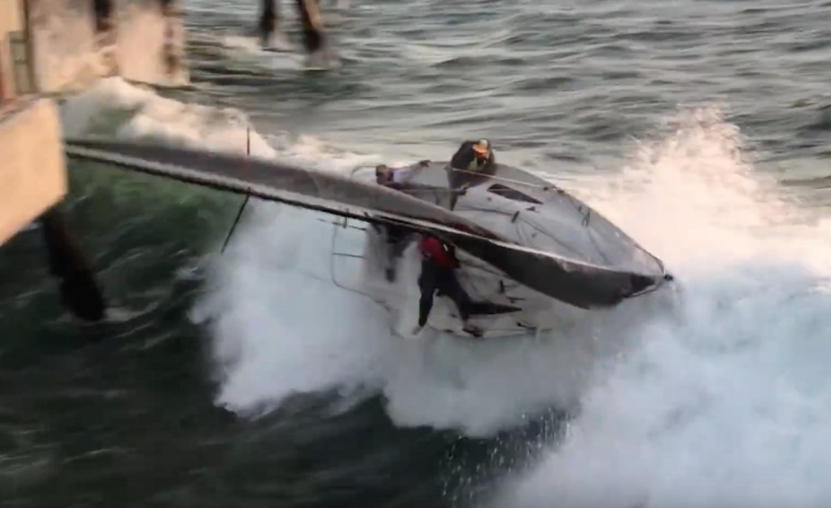 Schutzengel im Stress: Segelboot kentert in Pazifikbrandung - Ankerherz Verlag