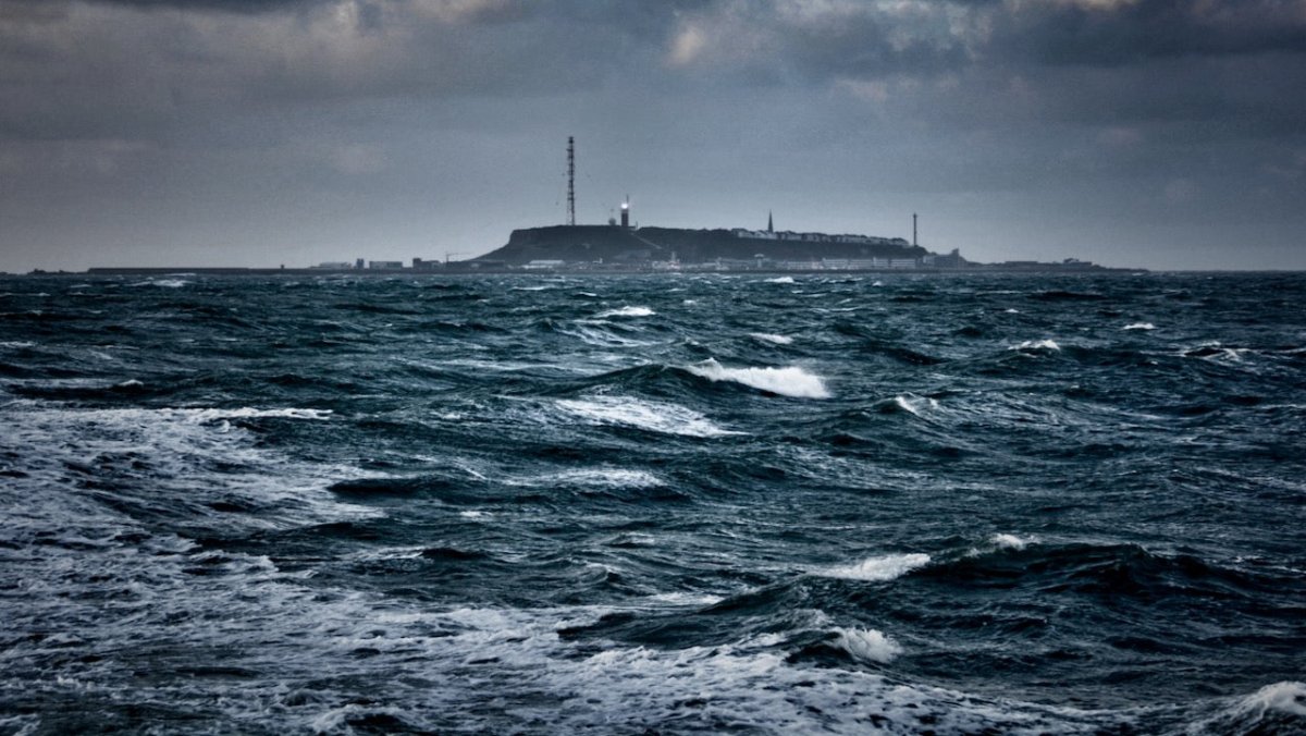 Schwerer Sturm schneidet Helgoland vom Festland ab - Ankerherz Verlag