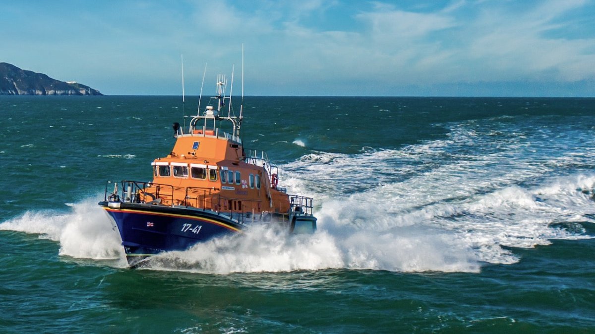 Seekrank und in Lebensgefahr: Holyhead RNLI rettet 12 Hochseeruderer - Ankerherz Verlag
