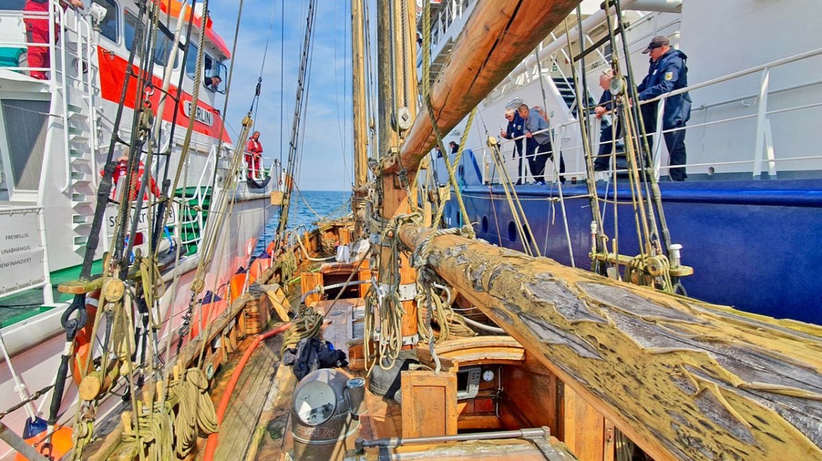Seenotretter bewahren Traditionssegler vor dem Untergang - Ankerherz Verlag