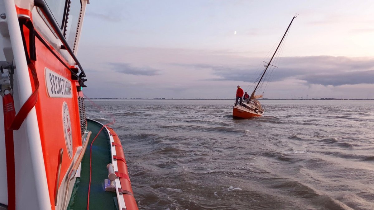 Seenotretter helfen Segler mit Problemen vor Langeoog - Ankerherz Verlag