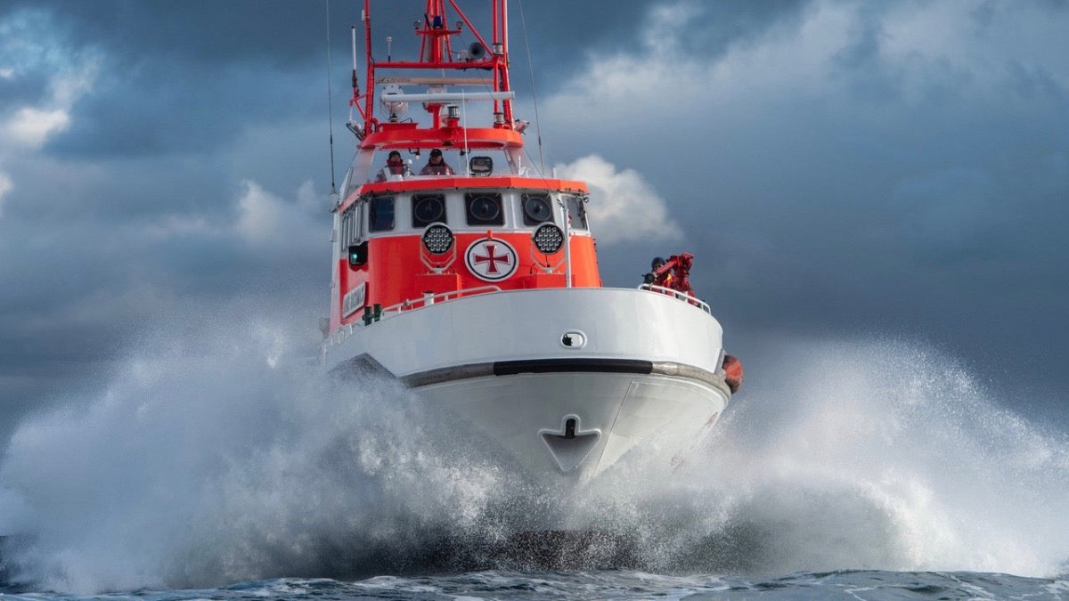 Seenotretter im Einsatz für verletzten Seemann auf der Ostsee - Ankerherz Verlag