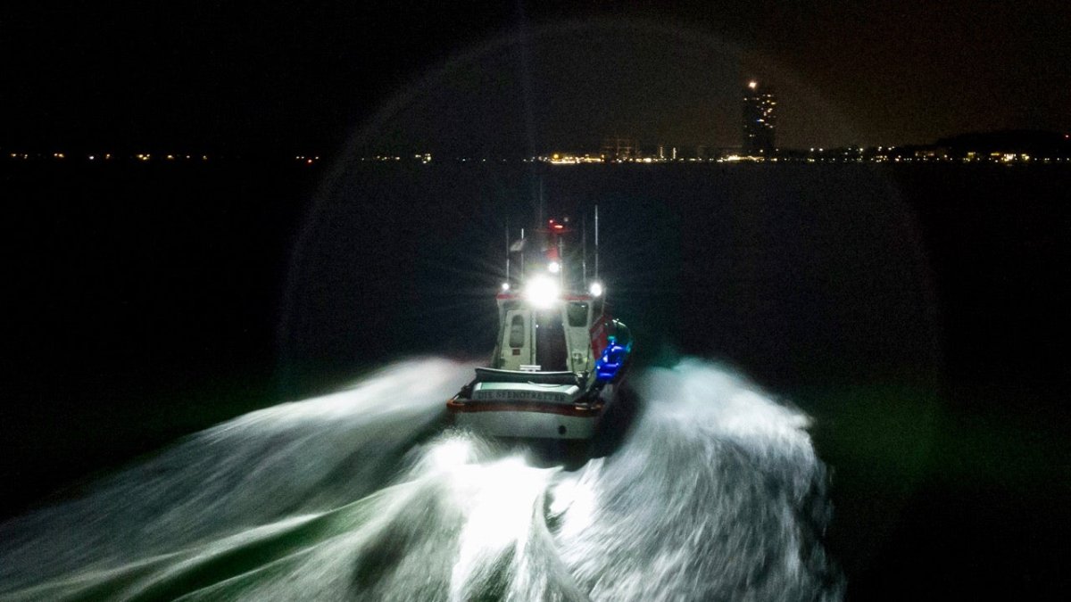 Seenotretter reanimieren Seglerin auf Boot vor Travemünde - Ankerherz Verlag