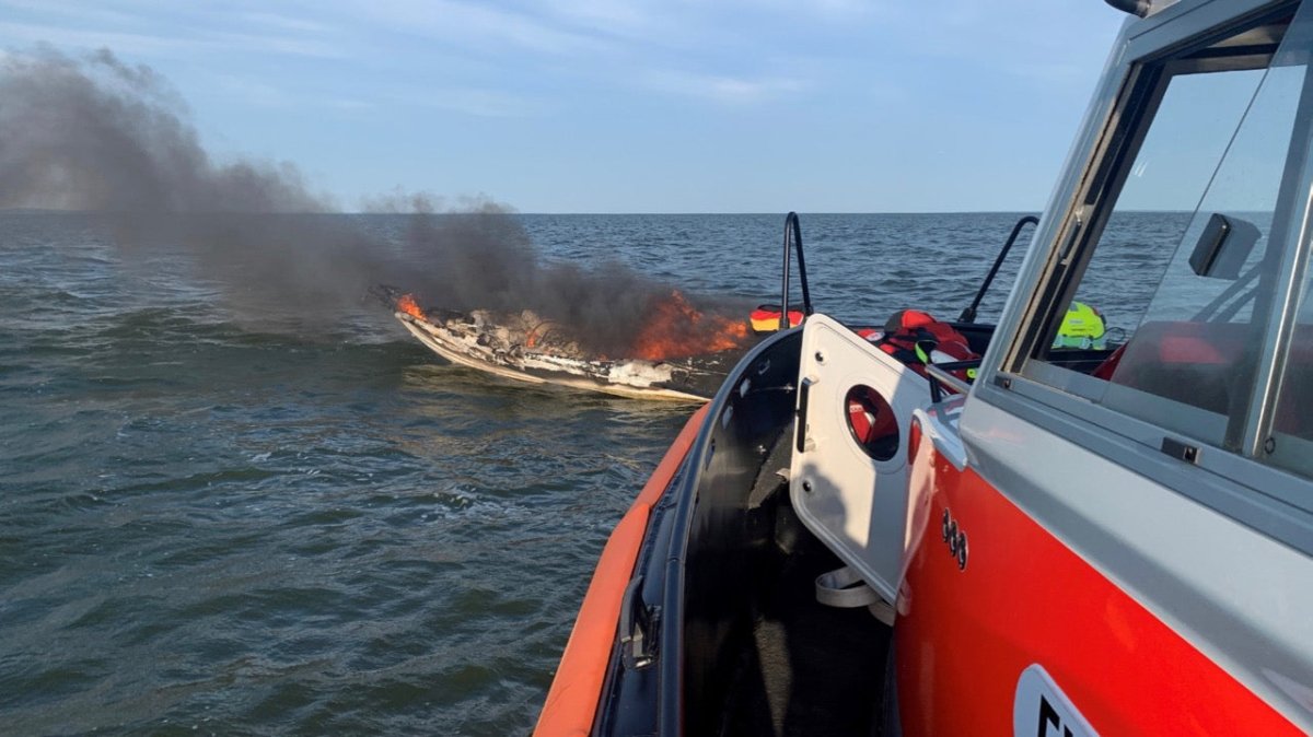 Seenotretter Ueckermünde im Einsatz für brennendes Motorboot - Ankerherz Verlag